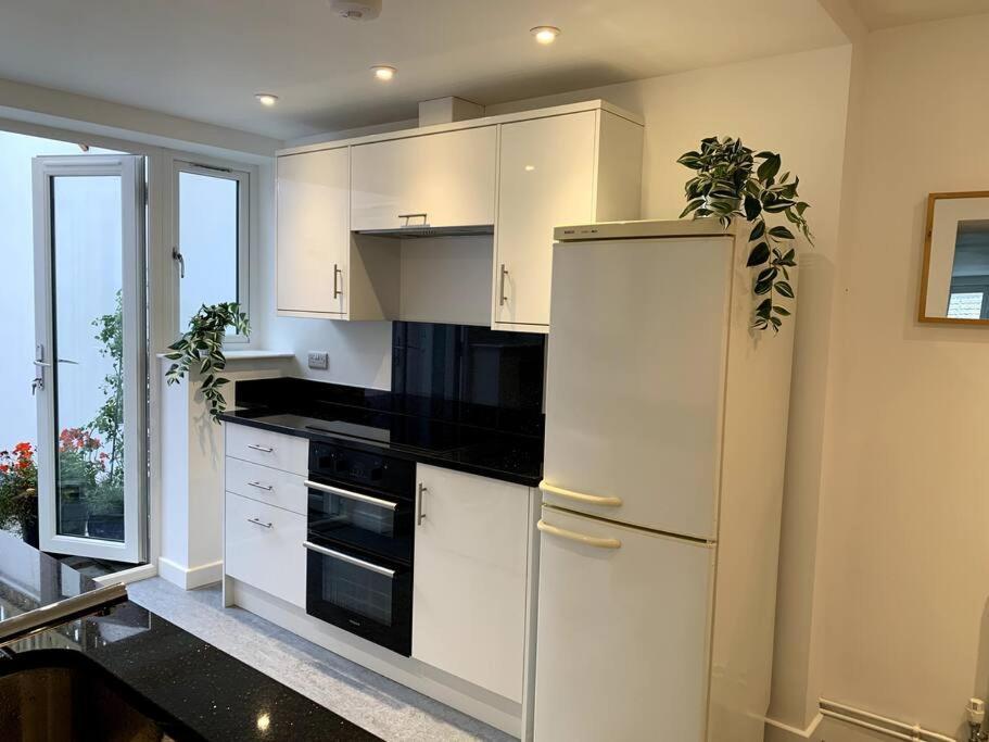 Newly Refurbished Uplyme Getaway Apartment ภายนอก รูปภาพ